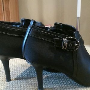 Dana  Buchman  Black ankle boots